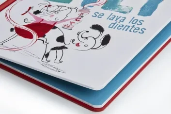 Lili se lava los dientes. Detalle exterior